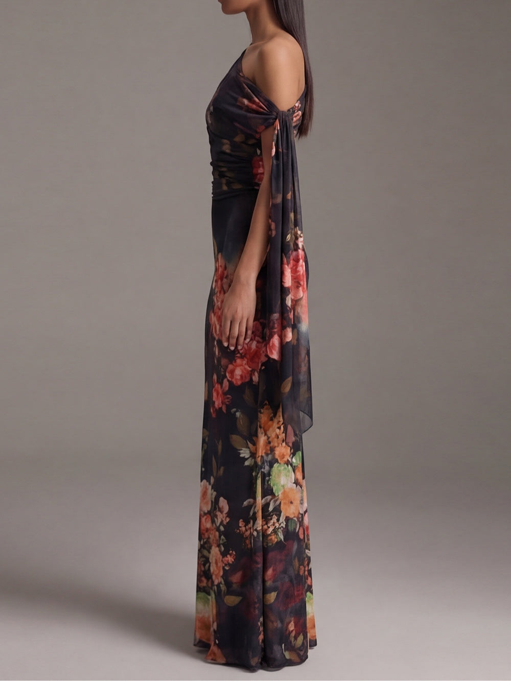 Abito lungo plissettato in chiffon stampato nero con spalla scoperta