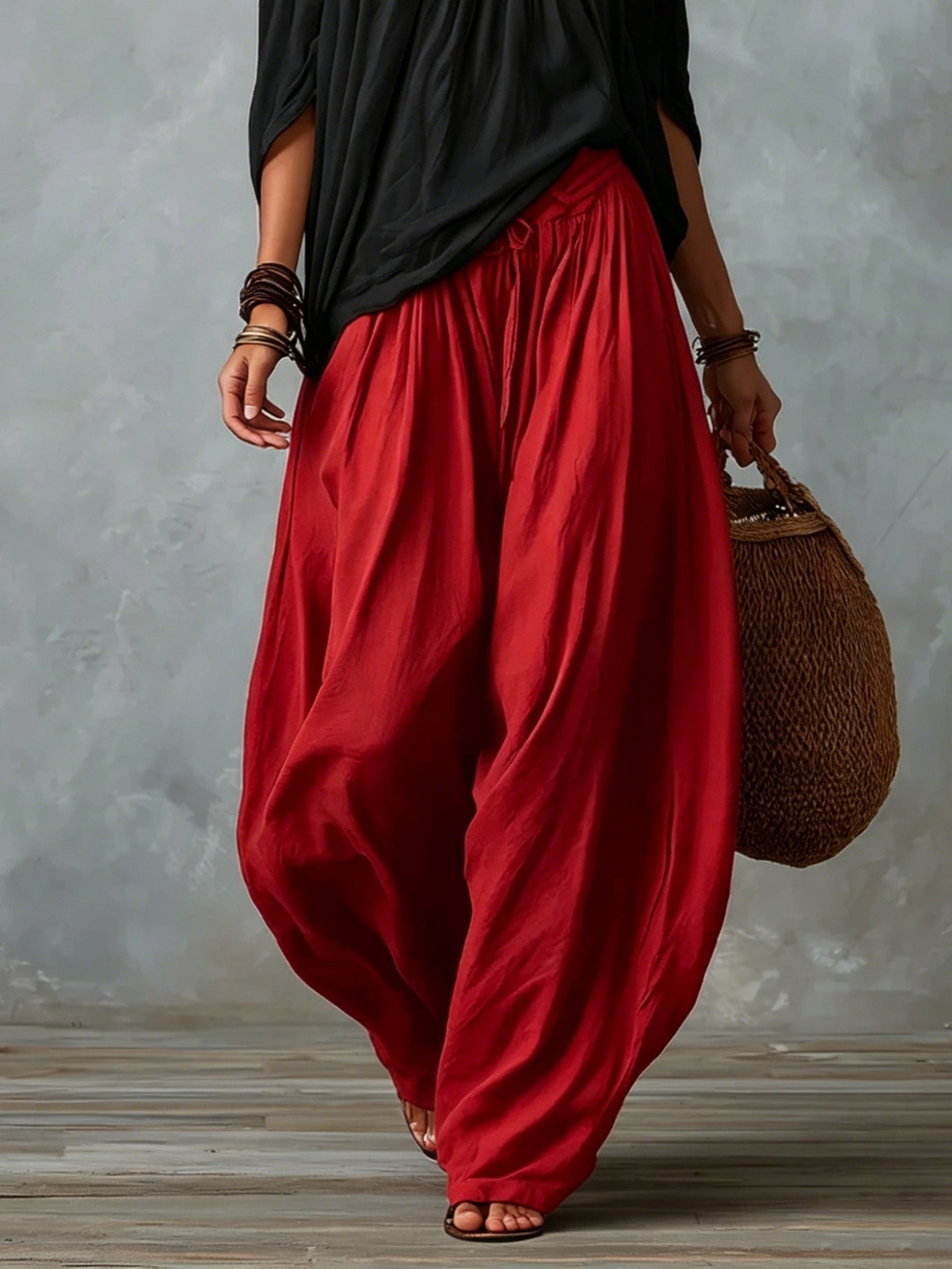 Conjunto de top negro con hombros descubiertos y pantalón de linterna amplio rojo