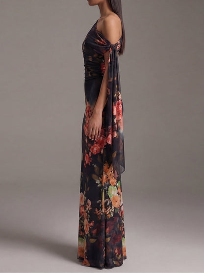 Abito lungo plissettato in chiffon stampato nero con spalla scoperta