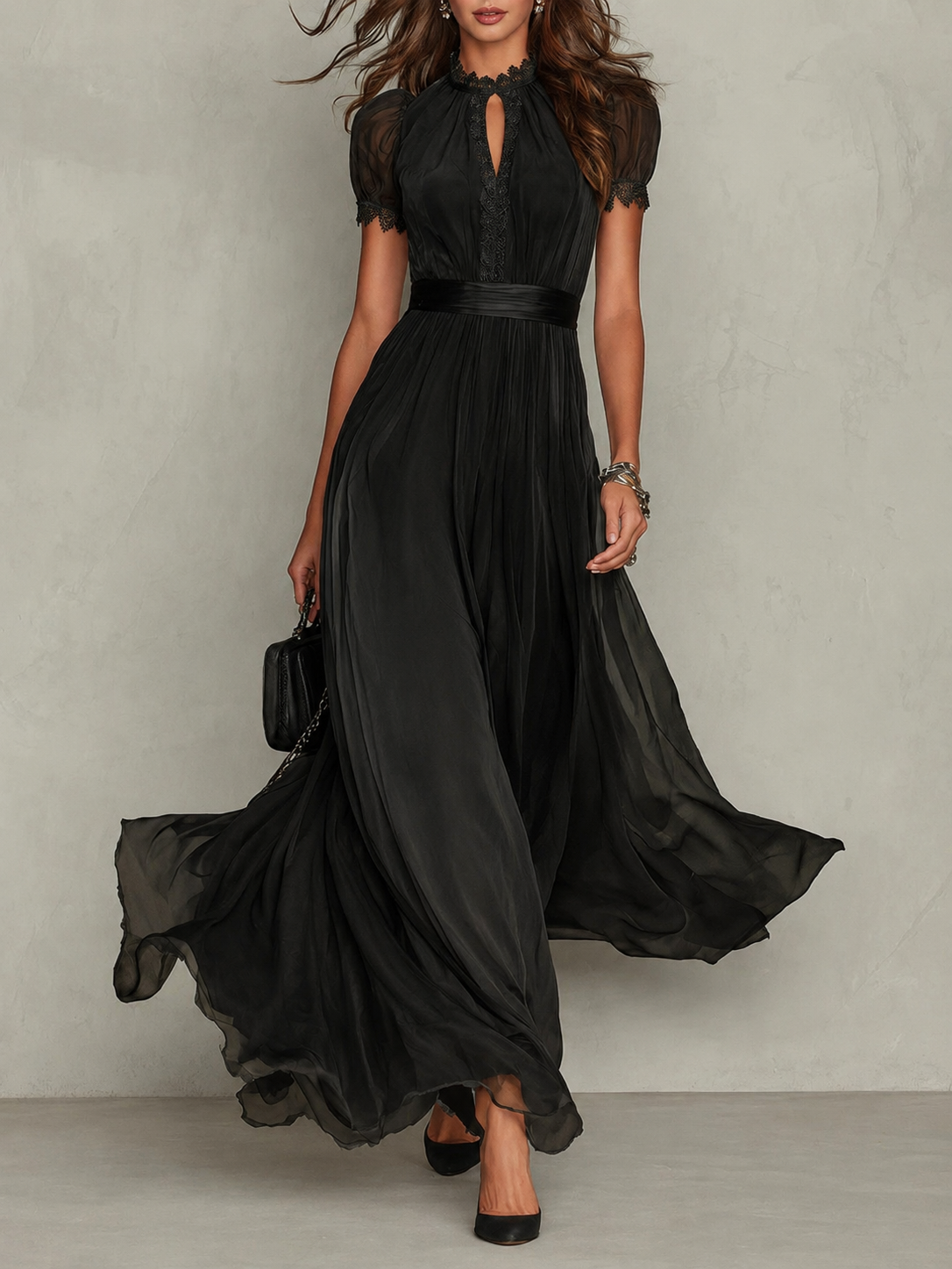 Abito lungo nero con scollo a goccia e bordo in pizzo di chiffon