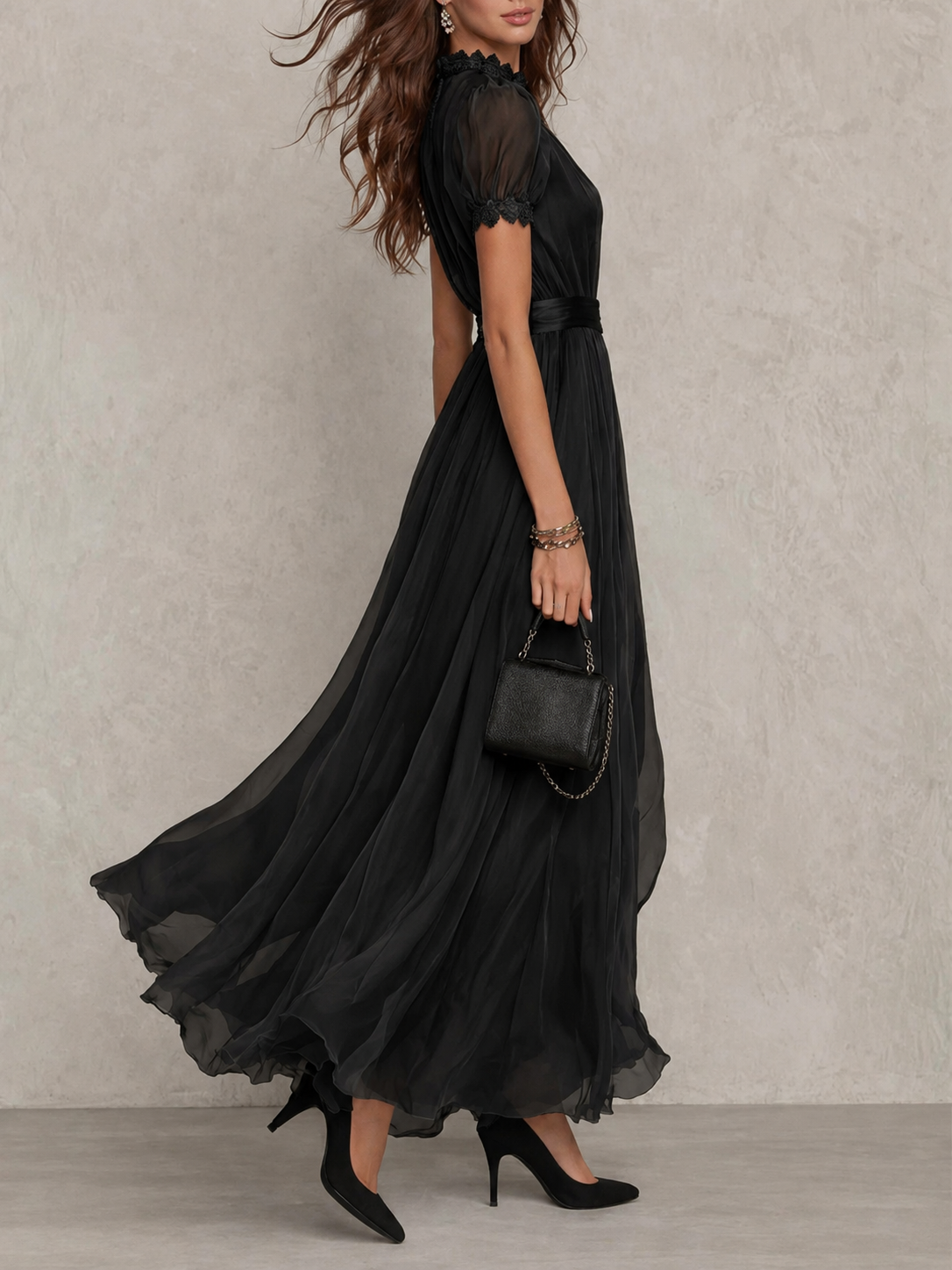 Abito lungo nero con scollo a goccia e bordo in pizzo di chiffon