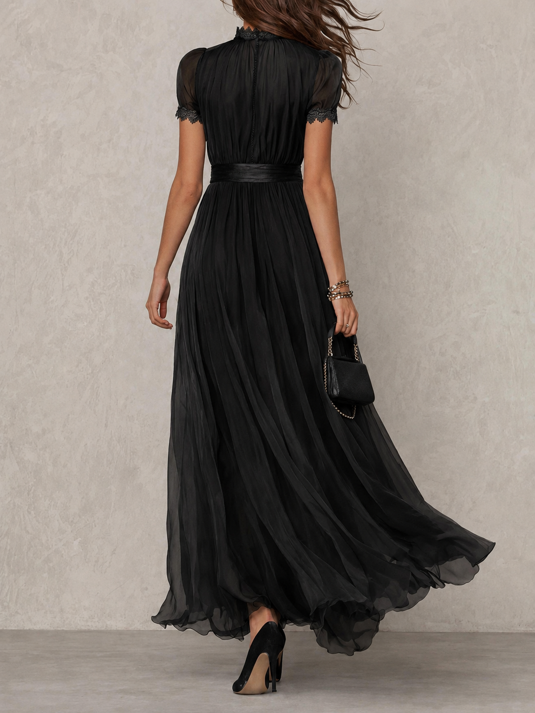 Abito lungo nero con scollo a goccia e bordo in pizzo di chiffon