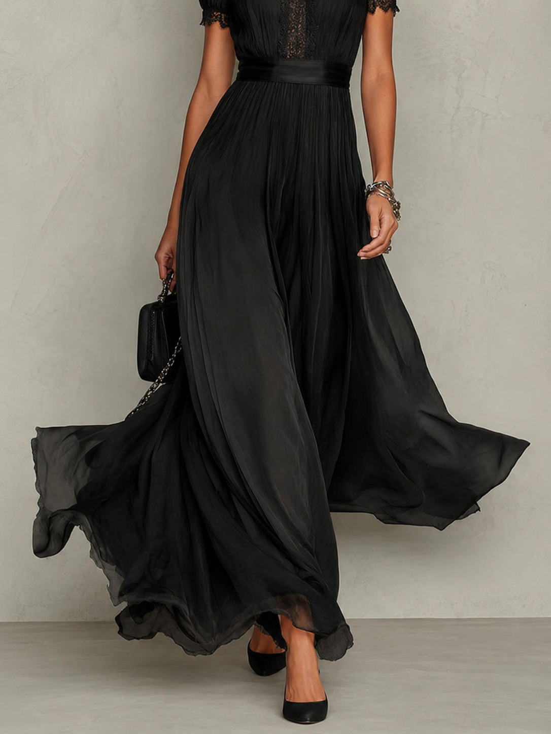 Abito lungo nero con scollo a goccia e bordo in pizzo di chiffon