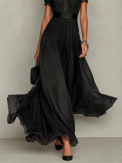 Abito lungo nero con scollo a goccia e bordo in pizzo di chiffon