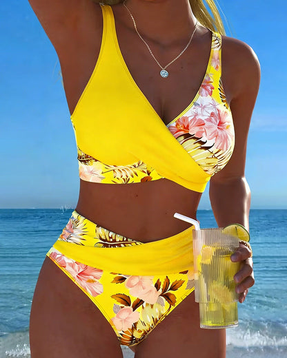 Bikini con motivo floreale a contrasto e cut-out