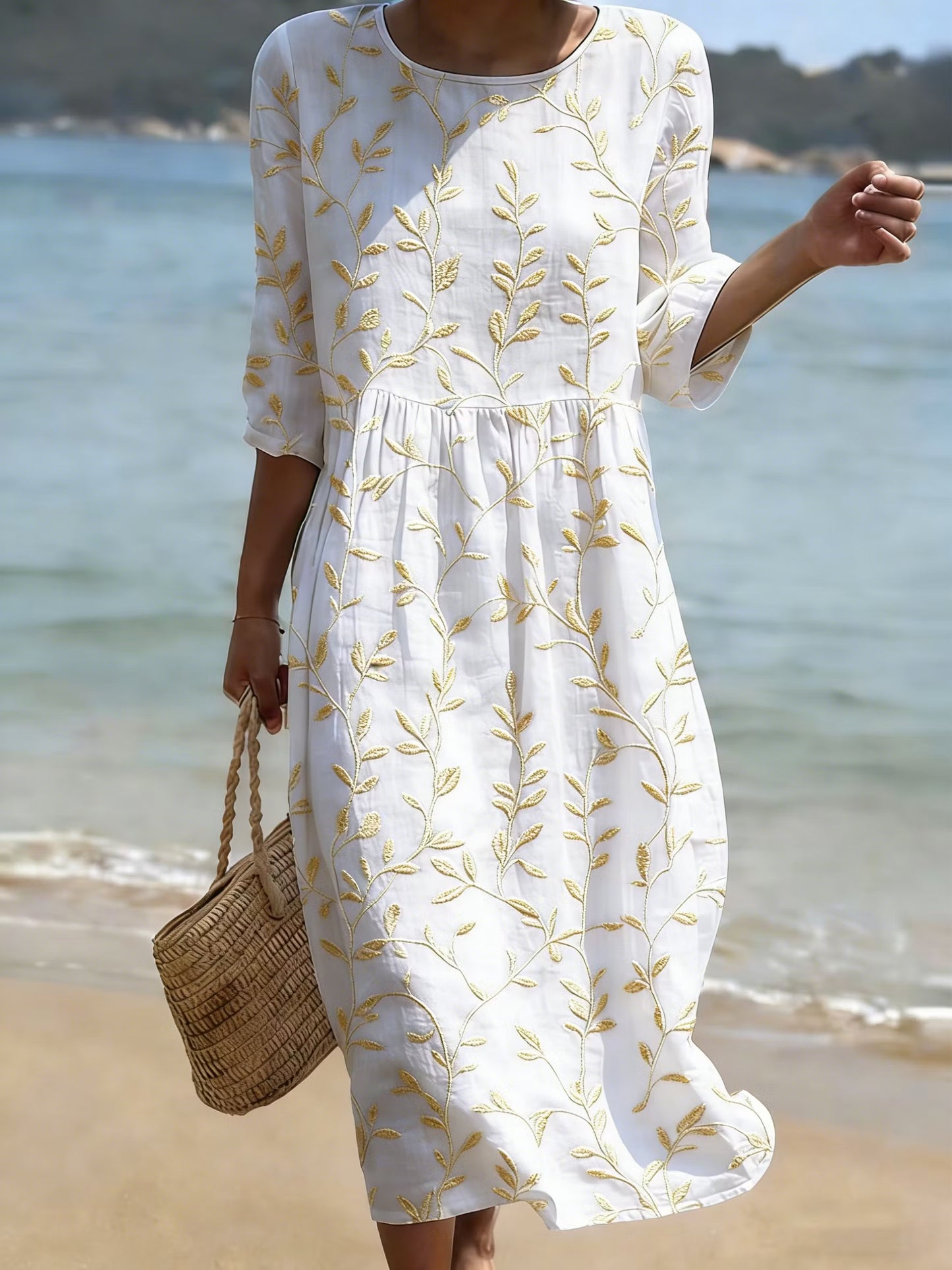 Vestito bianco con fiori vintage ricamati